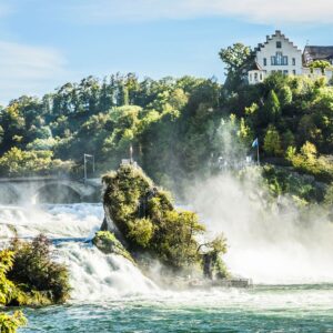 Majestätischer Rheinfall in Schaffhausen: Der grösste Wasserfall Europas, den du auf der Finding Daniel Schnitzeljagd und Stadttour besuchen kannst.