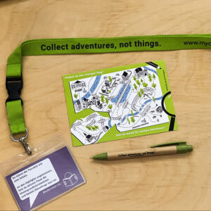 Teamkit bestehend aus Umhängebändel mit Rollenkarte, vorfrankierter Postkarte sowie Kugelschreiber