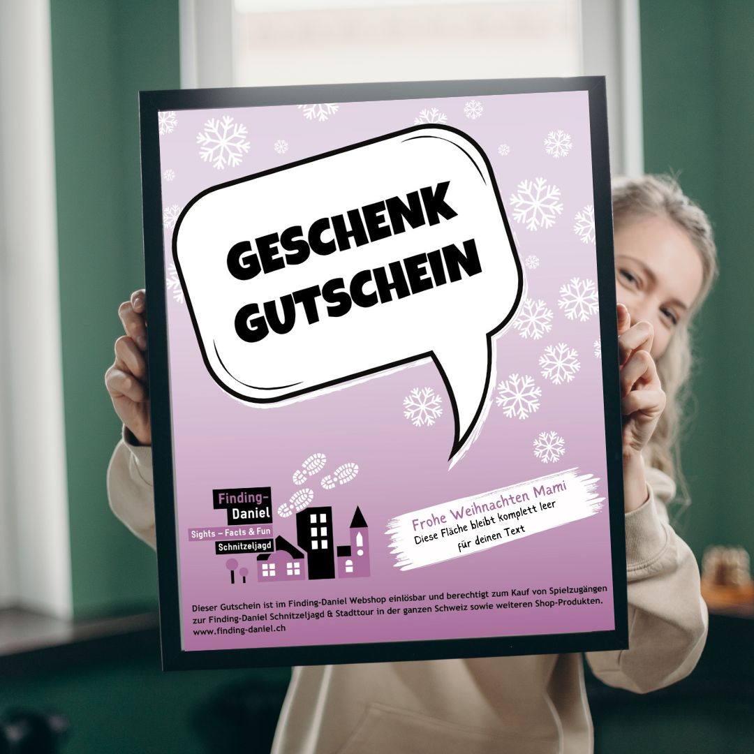 Eine Frau hält einen übergrossen Bilderahmen in den Fokus, der einen Gutschein der Stadttour und Schnitzeljagd Finding-Daniel enthält.