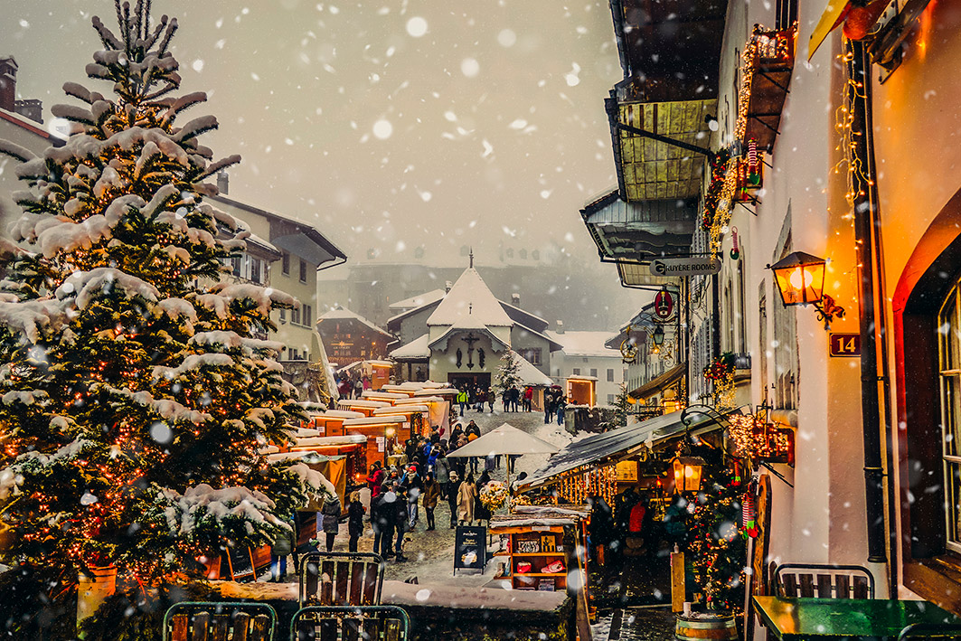 Weihnachtliche Stimmung mit festlich geschmückten Ständen und Lichterketten – Teil der Erlebnistrails Finding-Daniel für Gruppen und private Schnitzeljagden.