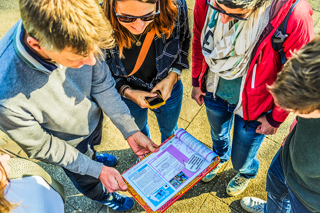Gemeinsames Rätsel auf der Schnitzeljagd Finding Daniel stärkt den Teamgeist