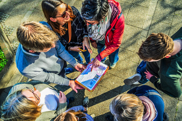Gemeinsames Rätsel auf der Schnitzeljagd Finding Daniel stärkt den Teamgeist