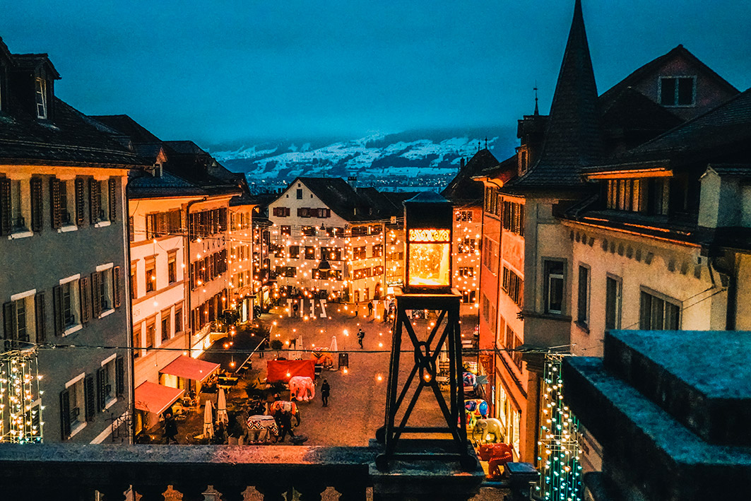 Weihnachtsstimmung in Rapperswil in der festlich geschmückten Stadt – Teil des Erlebnistrails Finding-Daniel für Gruppen und private Schnitzeljagden.
