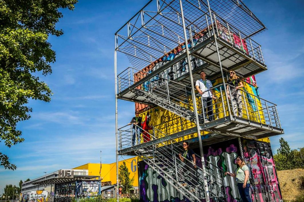 Gruppe von fünf Personen im urbanen Klybeck Quartier in Basel.